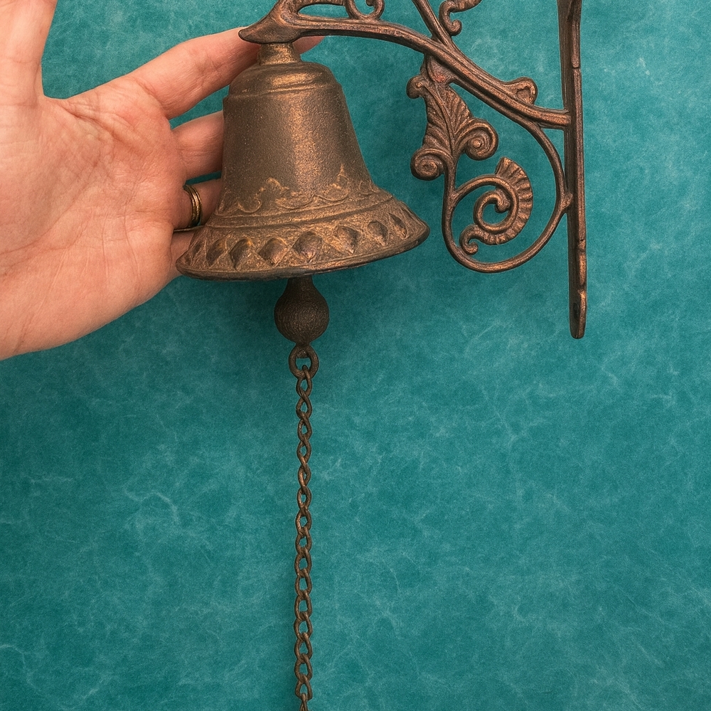 Antique Copper Wall-Mounted Dinner Bell – Ornate Scrollwork Farmhouse Décor - Picture 7 of 7